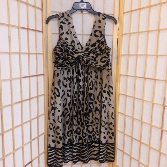 Sandra Darren Dresses & Skirts - Sandra Darren Beige Black Lined Animal Print Dress